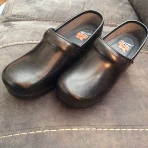 Black Dansko Pofessional XPs with removable insole